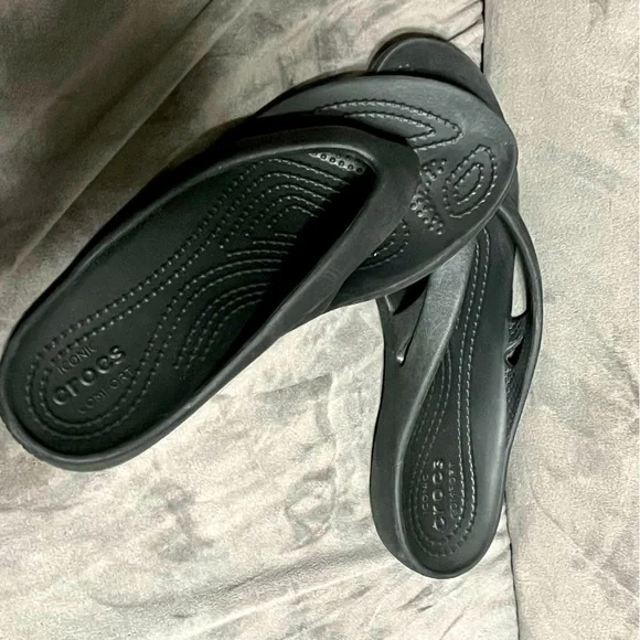 Croc flip flops - Picture 1 of 3